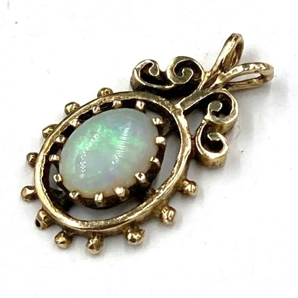 Vintage 1970’s 14k Yellow Gold Genuine Opal Pendant